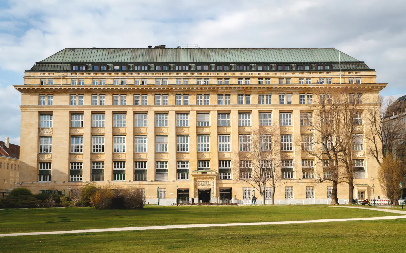 Frontalansicht des Hauptgebäudes der Oesterreichischen Nationalbank am Otto-Wagner-Platz in Wien