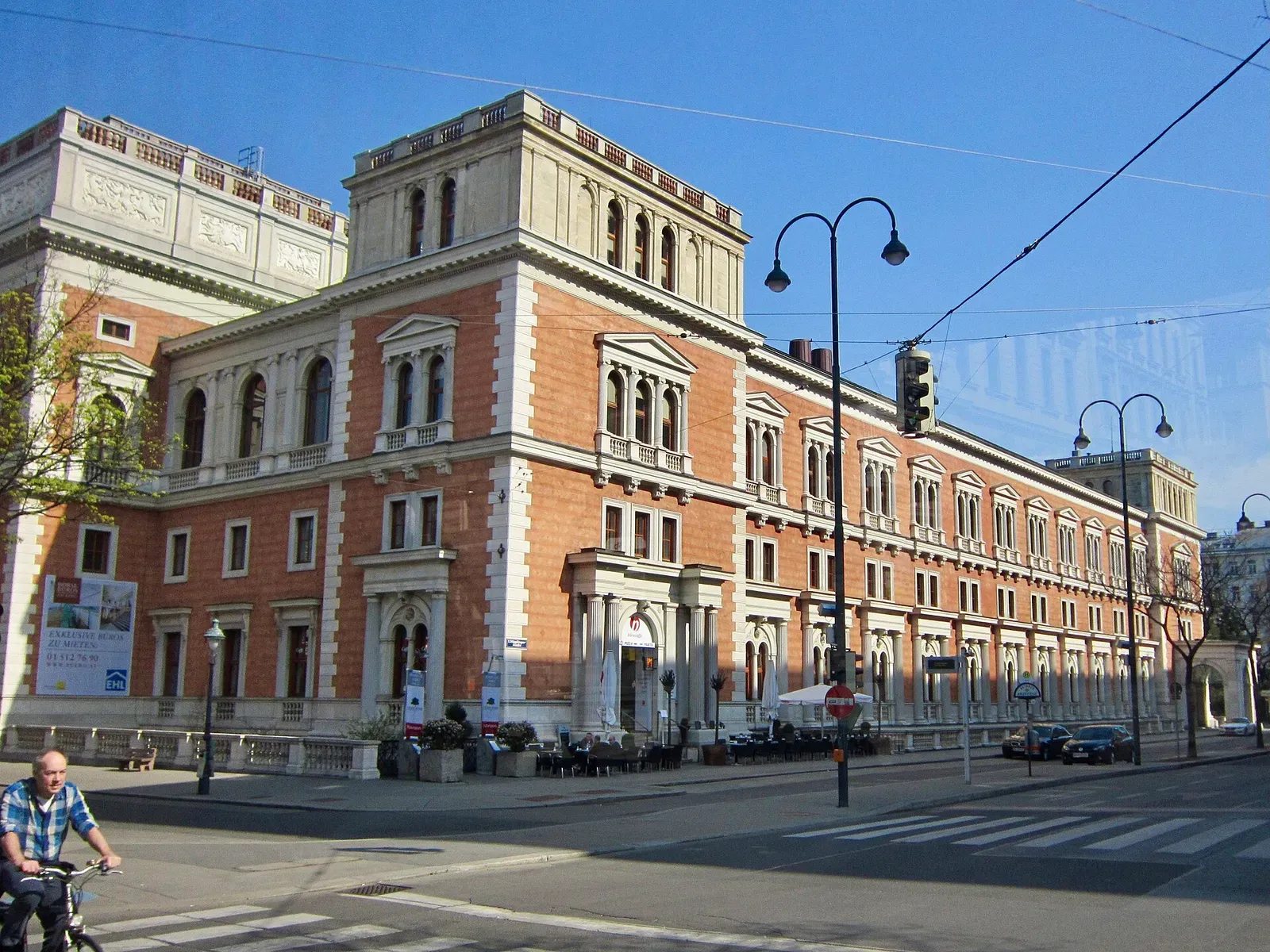The red brick building in the style of a Renaissance palace was built by Theophil Hansen and opened in 1877. In January 1998, the Vienna Stock Exchan…