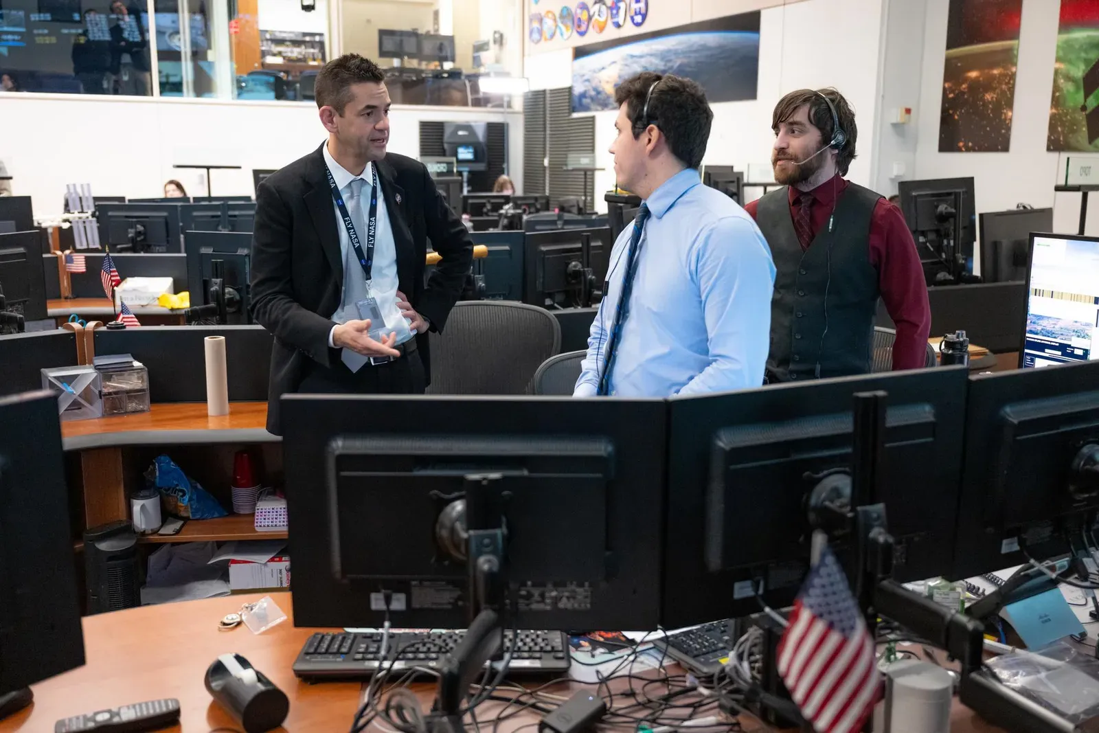 Mitarbeiterinnen und Mitarbeiter im Mission Control Center des Johnson Space Center in Houston