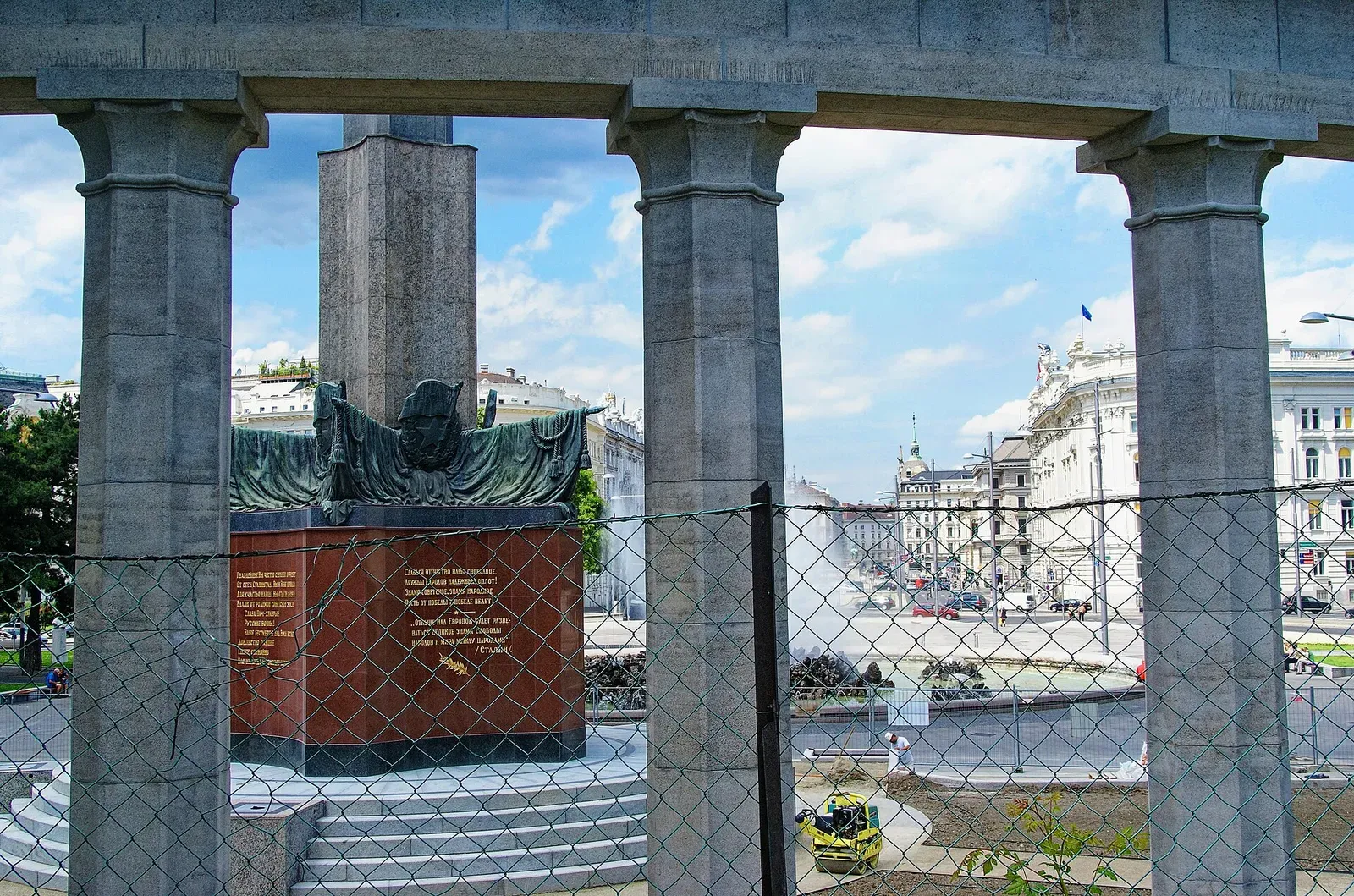 Wien - Backside of Heldendenkmal der Roten Armee - View NNW