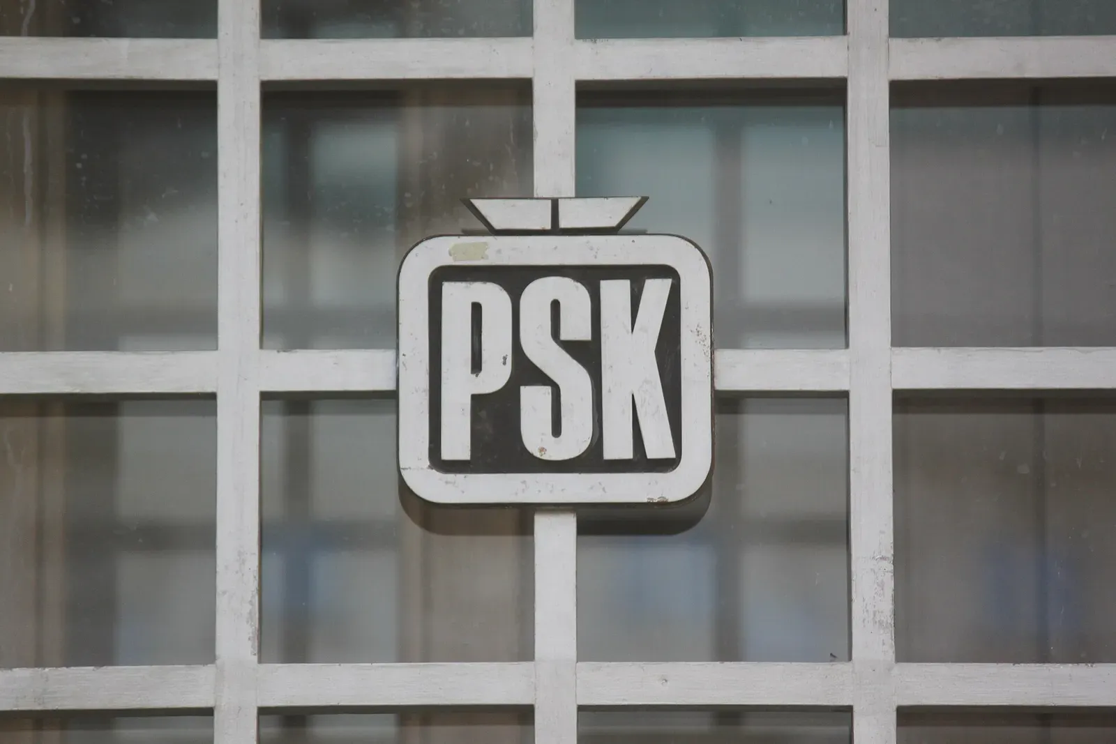 Österreichische Postsparkasse – TU, Hauptfront zum Georg Coch Platz, Detail, Logo der P.S.K. ohne BAWAG