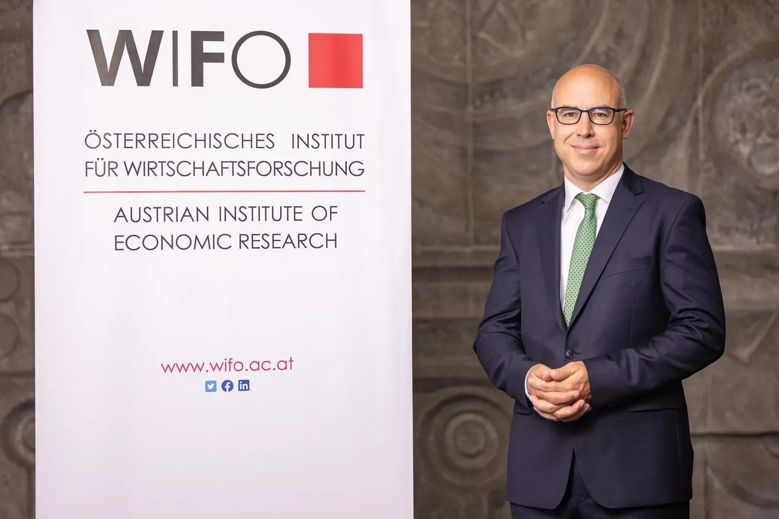 WIFO-Direktor Gabriel Felbermayr neben einem WIFO-Banner