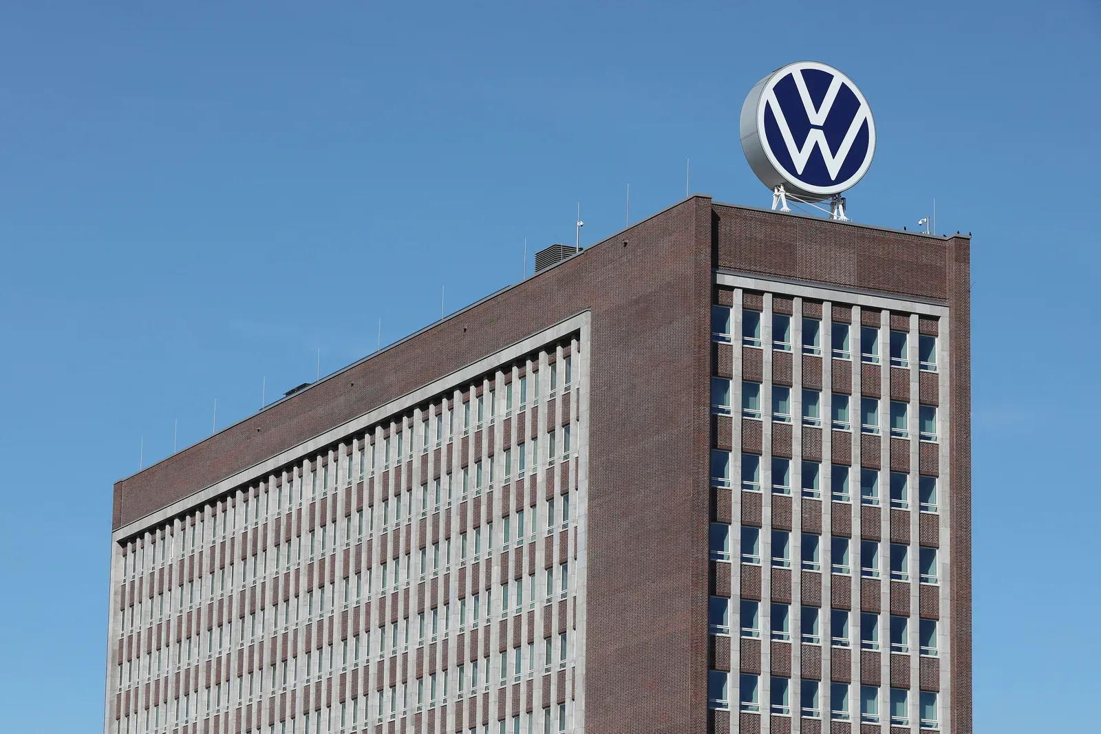 Das Markenhochhaus im Volkswagen-Werk Wolfsburg mit dem Volkswagen-Logo an der Fassade
