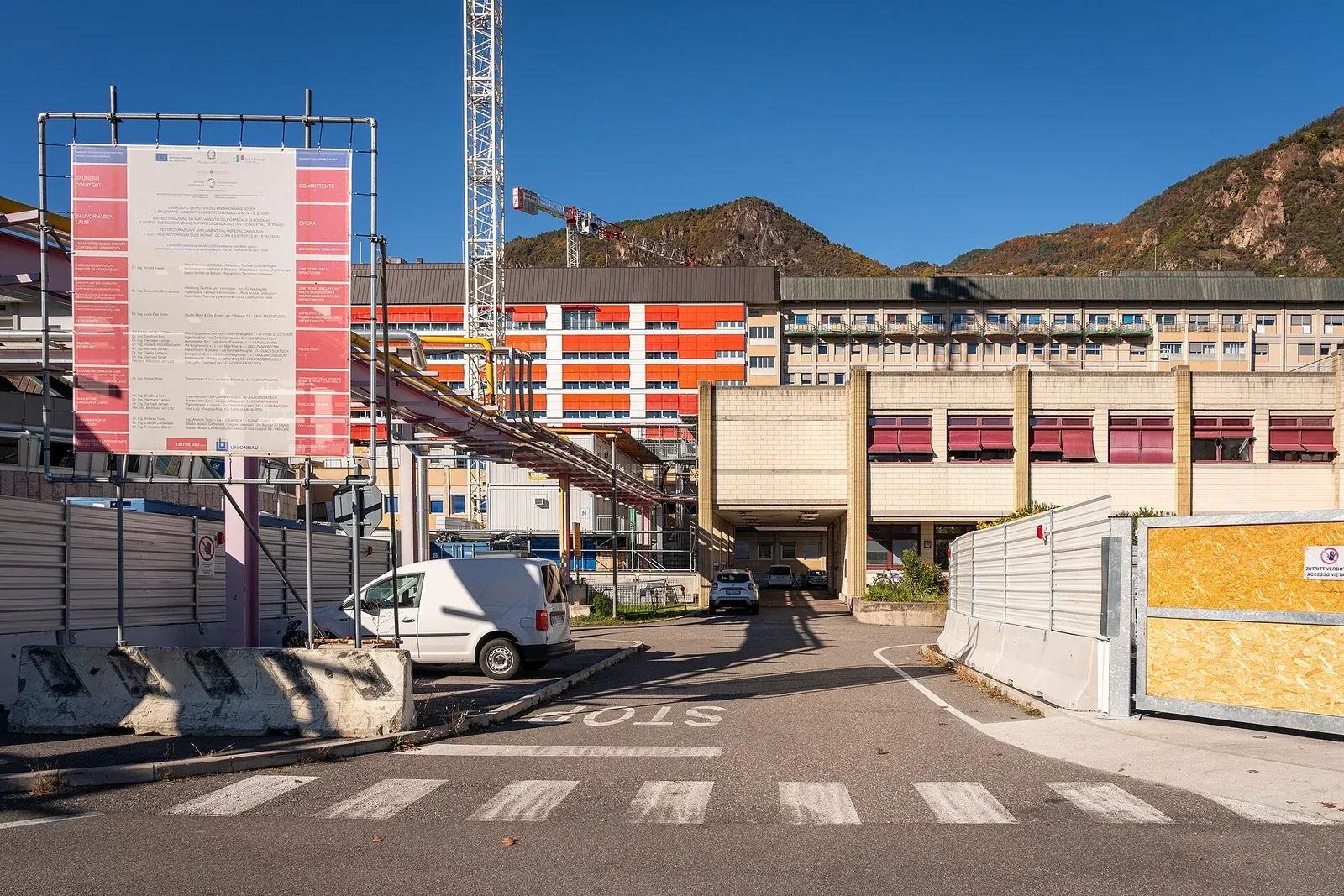 Ein Teil des Mehrzweckgebäudes des Zentralkrankenhauses Bozen aus Süden. Links die aktuelle Baustelle. Im Hintergrund das bereits teilweise sanierte…
