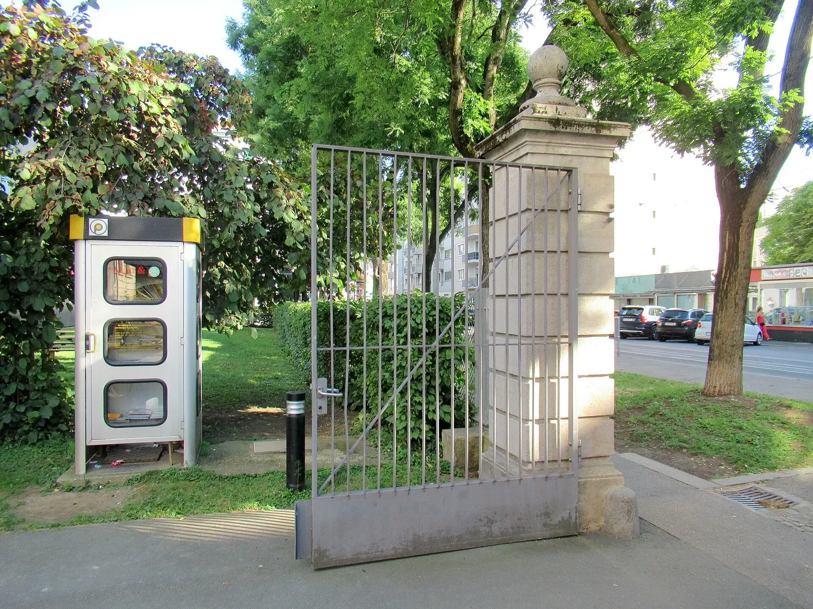Öffentliche Bücherzelle (Telefonzelle) bei der Pädagogischen Hochschule Steiermark in der Theodor-Körner-Straße in Graz-Geidorf