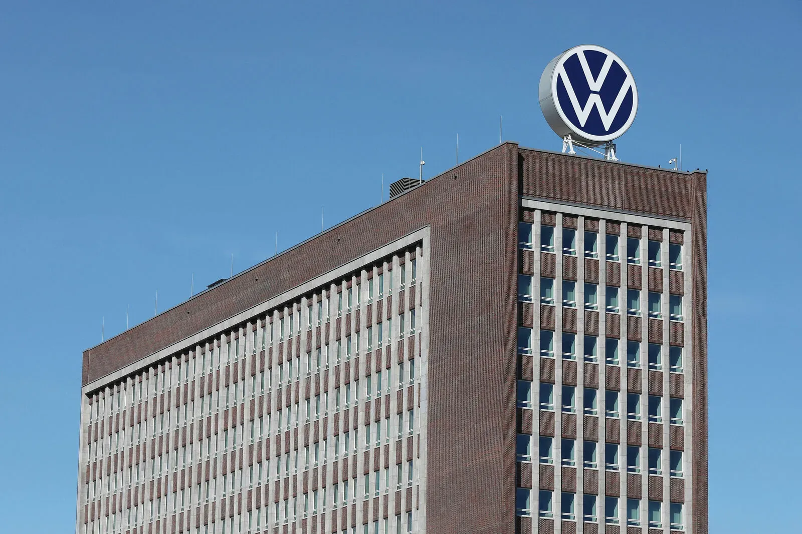 Das Markenhochhaus von Volkswagen in Wolfsburg mit dem Volkswagen-Logo an der Fassade