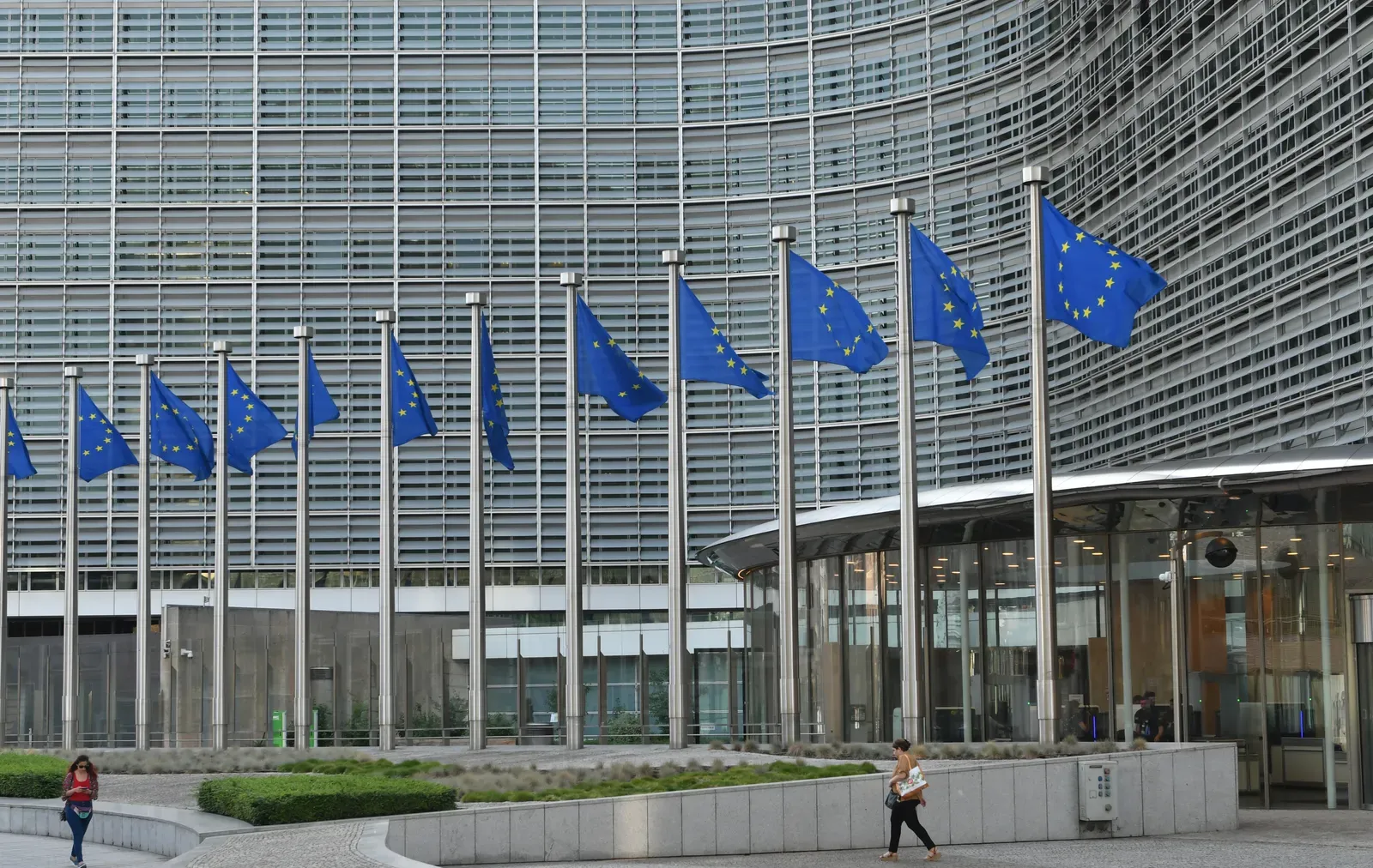 Eingang des Berlaymont-Gebäudes der Europäischen Kommission in Brüssel mit den Flaggen der Mitgliedstaaten