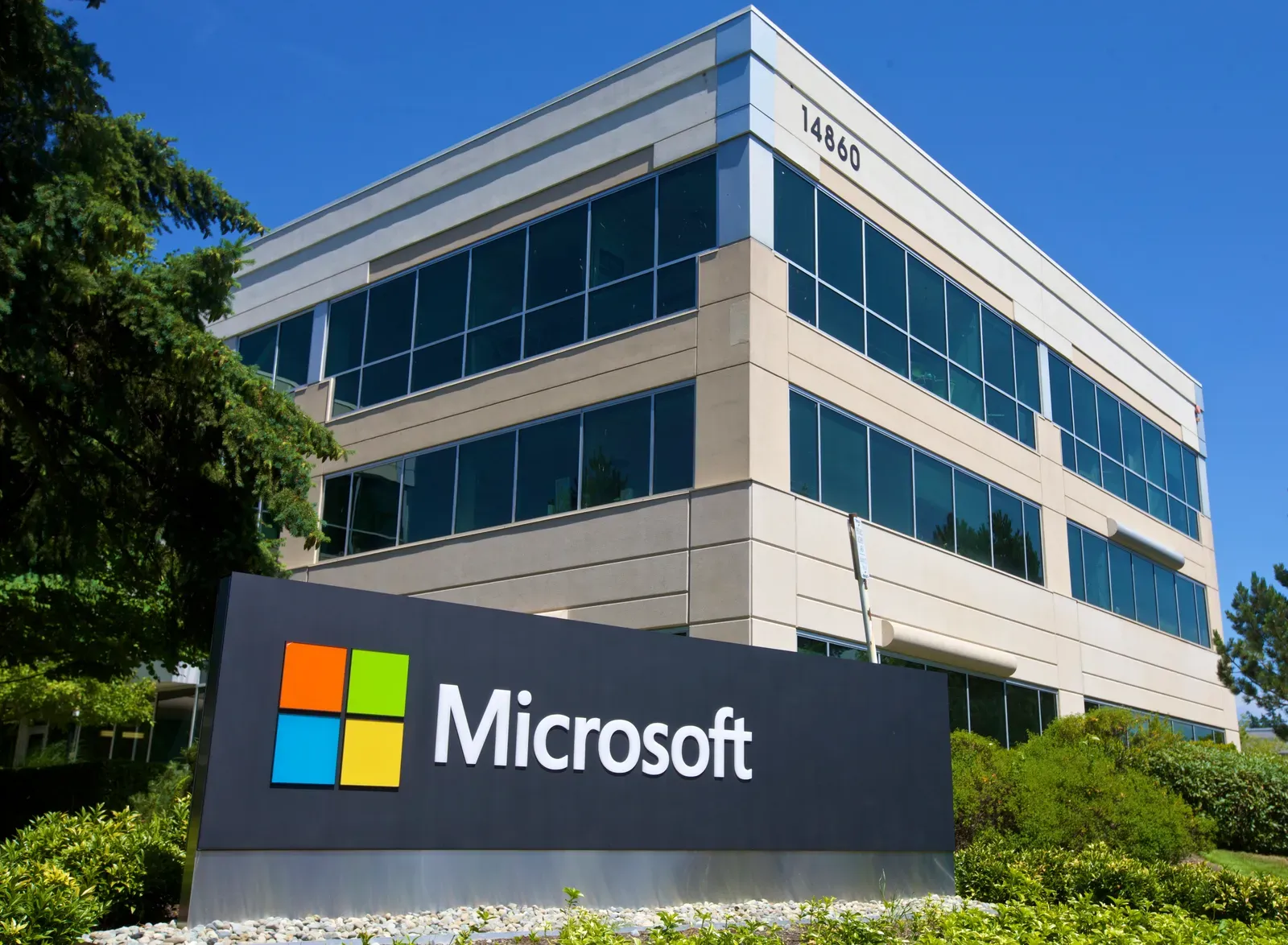 Bürogebäude auf dem Microsoft-Campus in Redmond mit Microsoft-Logo-Schild im Vordergrund