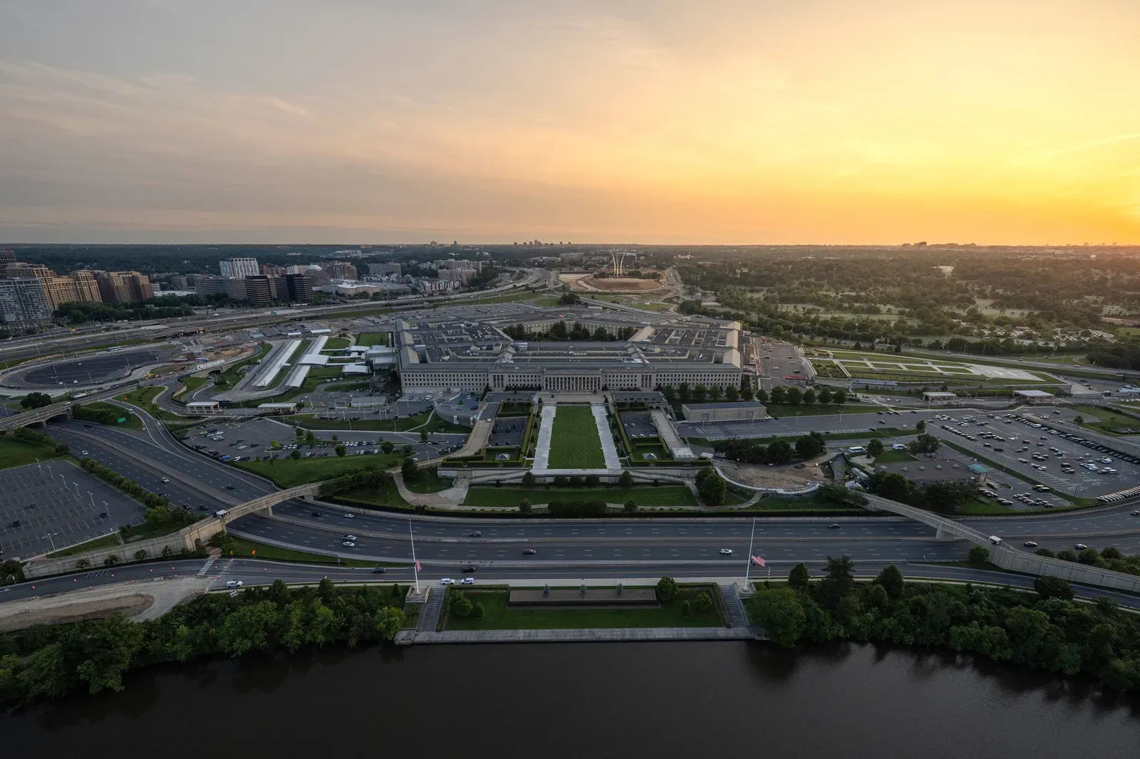 Luftaufnahme des Pentagons in Washington, D.C., bei Sonnenuntergang