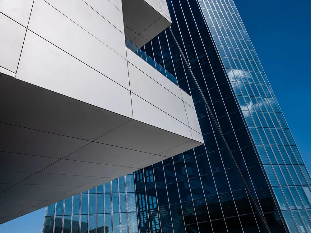 Das Hauptgebäude der Europäischen Zentralbank in Frankfurt am Main von unten fotografiert