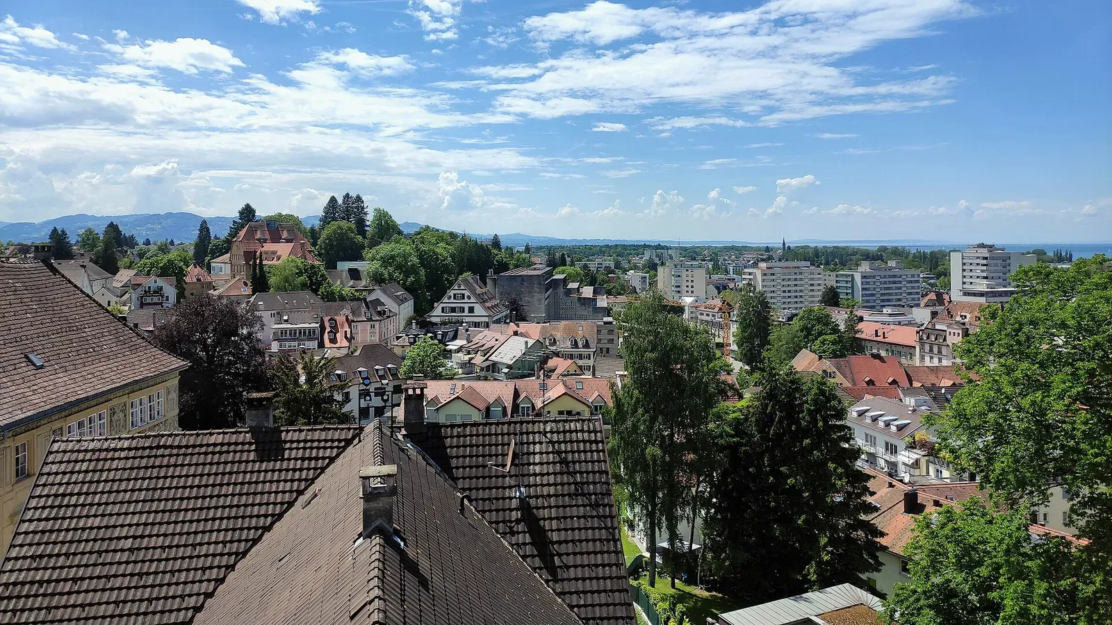 Bregenz ist die Landeshauptstadt des österreichischen Bundeslandes Vorarlberg und Hauptstadt des gleichnamigen Bezirks.