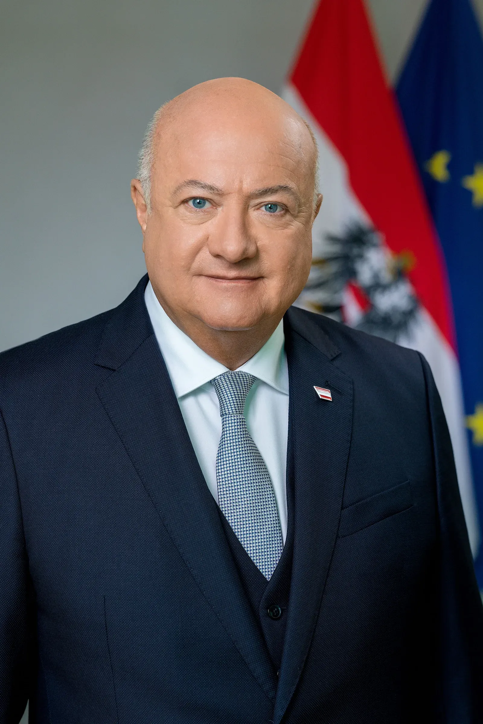 Offizielles Porträt von Bundeskanzler Christian Stocker