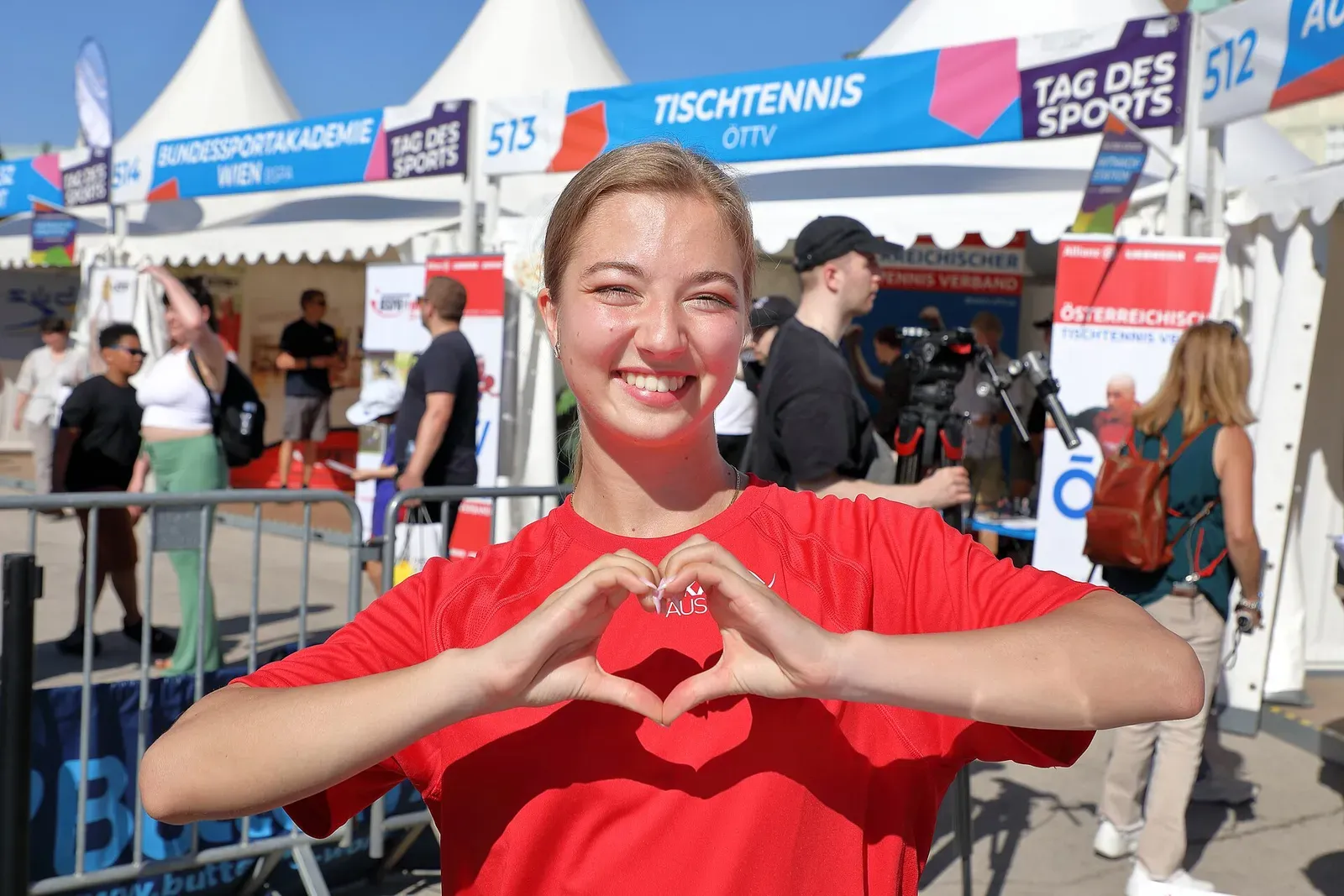 Die ukrainisch-österreichische Eiskunstläuferin Olga Mikutina am Tag des Sports 2025 auf dem Heldenplatz im 1. Wiener Gemeindebezirk Innere Stadt .